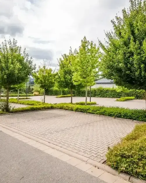 Pflasterflächen und Parkplatzanlage