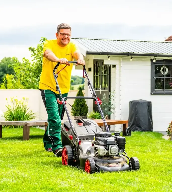 GreenCrew Mitarbeiter beim Rasen 3 Mitarbeiter beim Mähen