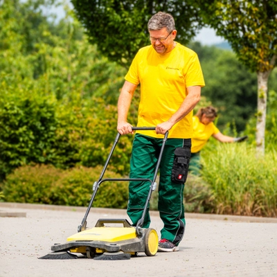 Mitarbeiter beim Reinigungsdienst