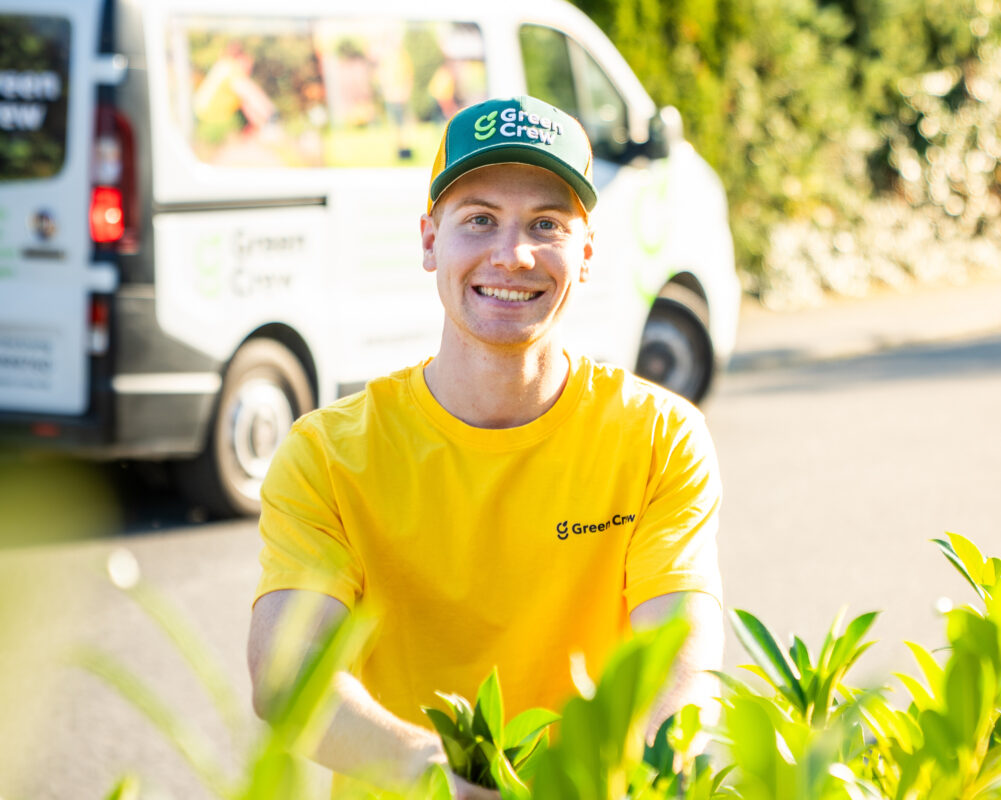 Mitarbeiter bei der Gruenpflege