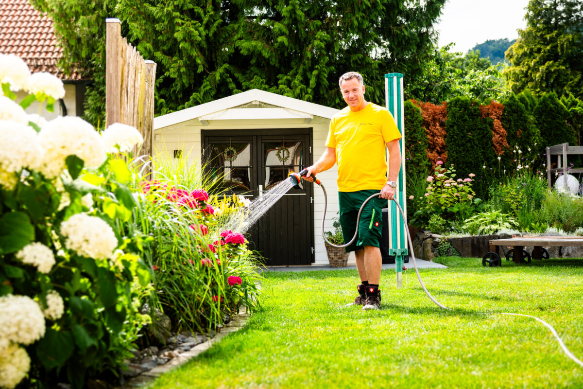 GreenCrew Mitarbeiter beim Bewaessern 2