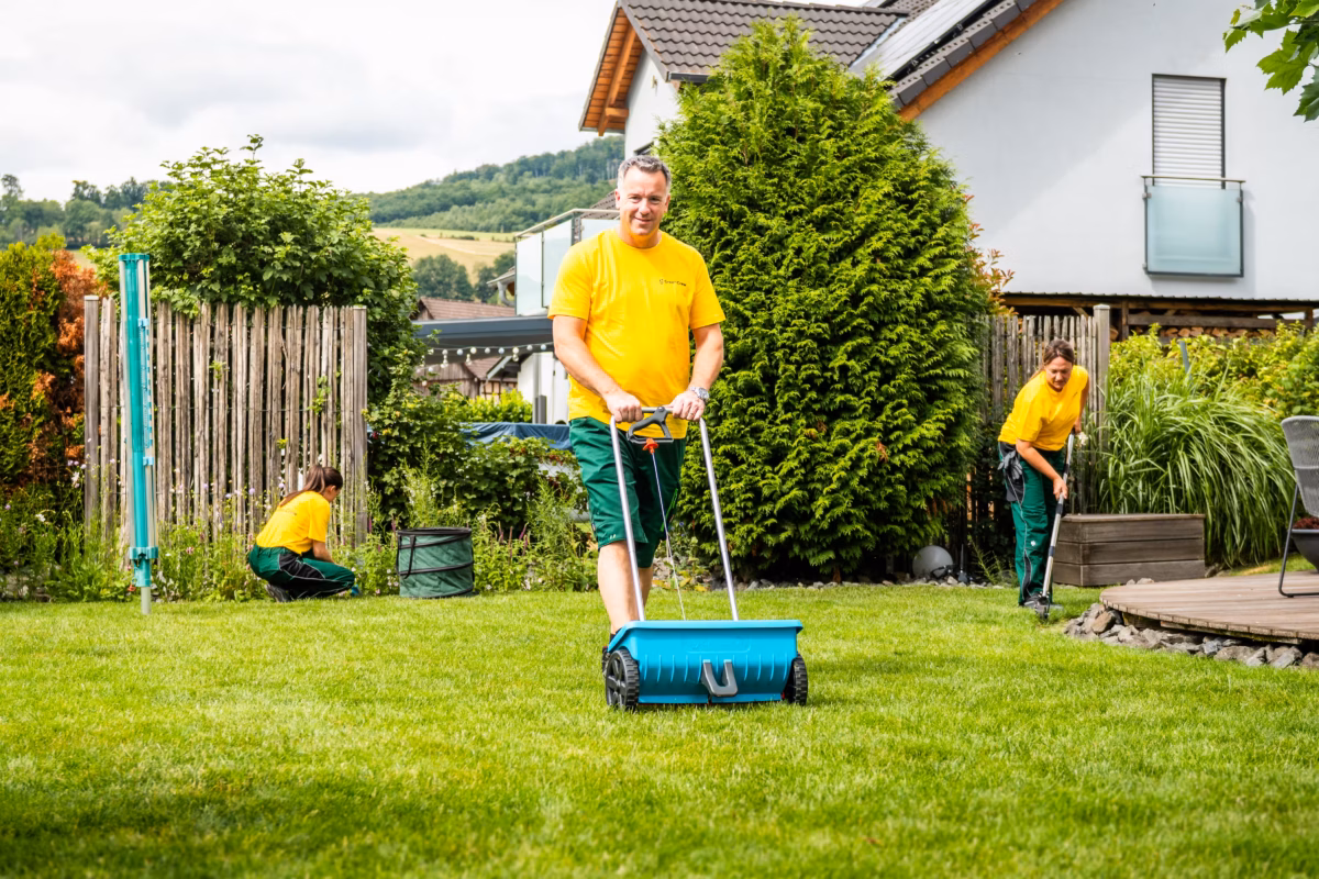 GreenCrew Mitarbeiter beim Rasen duengen 2