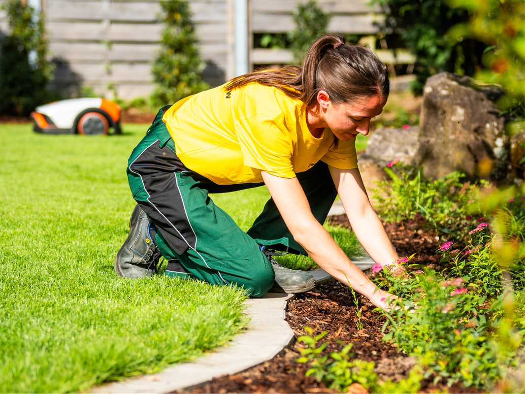 GreenCrew Mitarbeiterin bei der Beetpflege 4 1